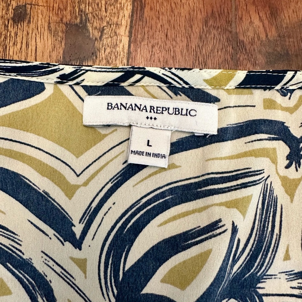 ☀️ BANANA REPUBLIC Ruffle Sleeveless Blouse - Picture 6 of 8
